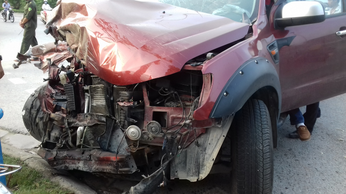 Do c&uacute; đ&acirc;m mạnh, chiếc xe &ocirc;t&ocirc; b&aacute;n tại bị n&aacute;t phần đầu.