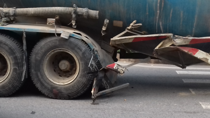 H&agrave; Nội: &Ocirc; t&ocirc; b&aacute;n tải t&ocirc;ng xe bồn, 3 người nguy kịch