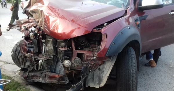 Hà Nội: Ô tô bán tải tông xe bồn, 3 người nguy kịch