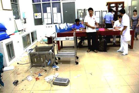 Theo Bộ Y tế, thời gian qua, tại một số cơ sở kh&aacute;m bệnh, chữa bệnh đ&atilde; xảy ra t&igrave;nh trạng người nh&agrave; người bệnh, c&ocirc;n đồ h&agrave;nh hung nh&acirc;n vi&ecirc;n y tế.