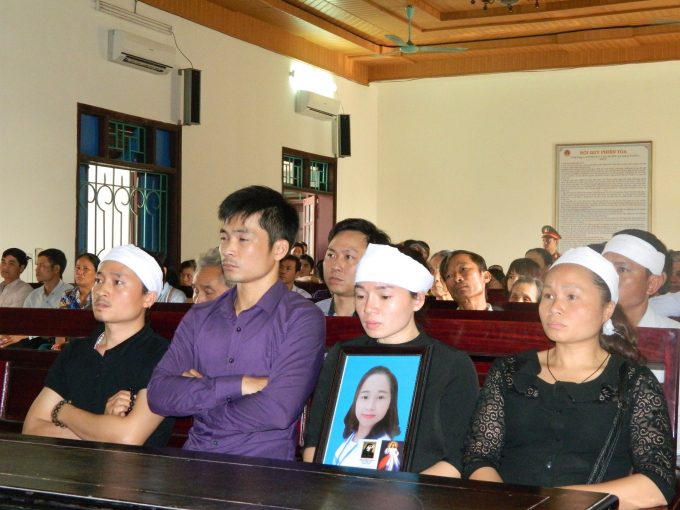 Đại diện gia đ&igrave;nh nữ gi&aacute;m thị tại phi&ecirc;n t&ograve;a.