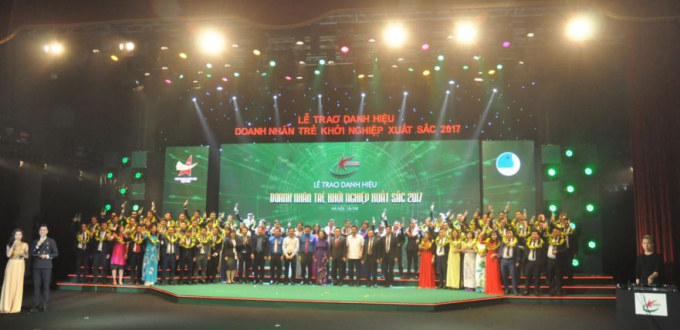 Lễ trao Cup 10 Doanh nh&acirc;n trẻ khởi nghiệp xuất sắc&nbsp;2017.