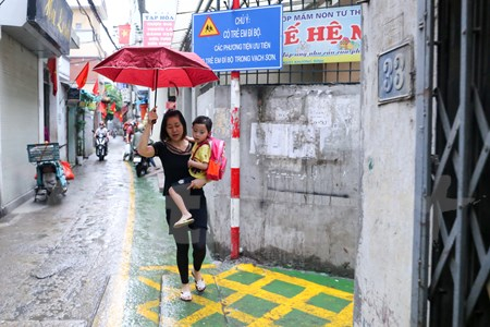 Cận cảnh &ldquo;đường BRT ưu ti&ecirc;n trong ng&otilde;&rdquo; đầu ti&ecirc;n ở H&agrave; Nội