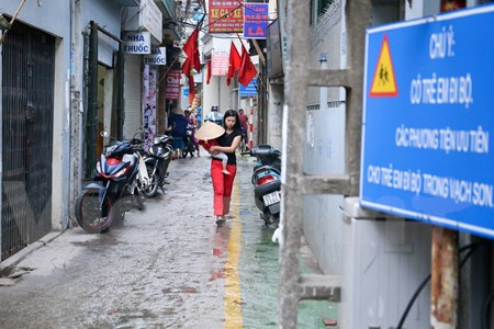 Cận cảnh &ldquo;đường BRT ưu ti&ecirc;n trong ng&otilde;&rdquo; đầu ti&ecirc;n ở H&agrave; Nội