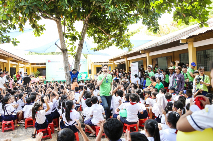 Nam ca sĩ t&iacute;ch cực tham gia hoạt động &yacute; nghĩa, c&ugrave;ng san sẻ những kh&oacute; khăn thiếu thốn với c&aacute;c thầy c&ocirc; gi&aacute;o v&agrave; c&aacute;c em học sinh v&ugrave;ng s&acirc;u v&ugrave;ng xa.&nbsp;