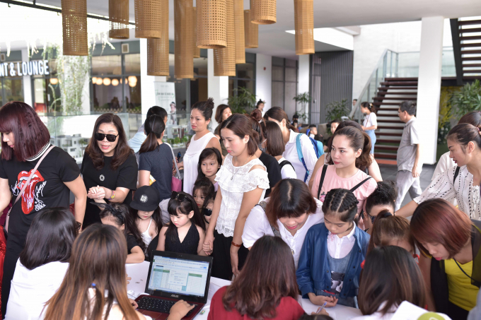 Rất đ&ocirc;ng phụ huynh đưa con em đăng k&yacute; tham gia.