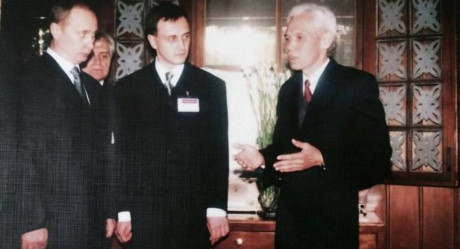 Tiến sĩ Trần Viết Ho&agrave;n (phải) giới thiệu Khu Di t&iacute;ch Phủ Chủ tịch trong lần Tổng thống Putin đến thăm.