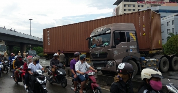 “Hung thần” đại náo quốc lộ 1, kẹt xe nhiều giờ liền