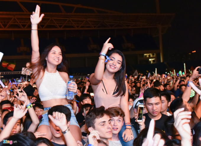 Tối 20/5, đ&ecirc;m nhạc&nbsp;Go Hardwell or go home&nbsp;đ&atilde; diễn ra tại s&acirc;n vận động quốc gia Mỹ Đ&igrave;nh (H&agrave; Nội) với sự tham dự của h&agrave;ng chục ngh&igrave;n kh&aacute;n giả. Ảnh Zing