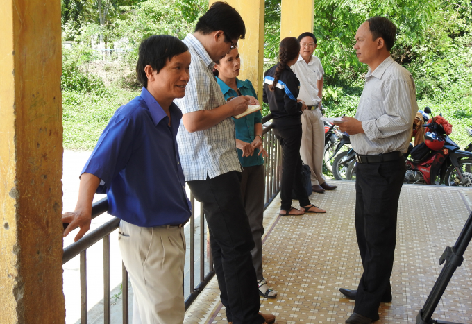 L&atilde;nh đạo trường Bu&ocirc;n Ng&ocirc; A, trường Tiểu học x&atilde; H&ograve;a Phong,huyện Kr&ocirc;ng B&ocirc;ng đang trao đổi với ph&oacute;ng vi&ecirc;n