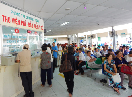 Viện ph&iacute; tăng 50%: Người d&acirc;n n&ecirc;n tham gia bảo hiểm y tế