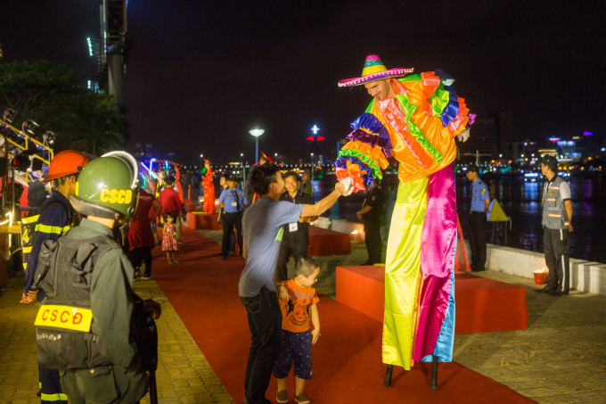 Với kh&aacute;n giả dưới 1m đi k&egrave;m người lớn, ban tổ chức bổ sung th&ecirc;m gi&aacute; v&eacute; 50.000 v&eacute;,&nbsp;nhằm tr&aacute;nh sự cố như tối 20/5 t&aacute;i diễn.