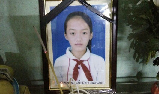 Di ảnh b&eacute; Nguyễn Thị Phượng.