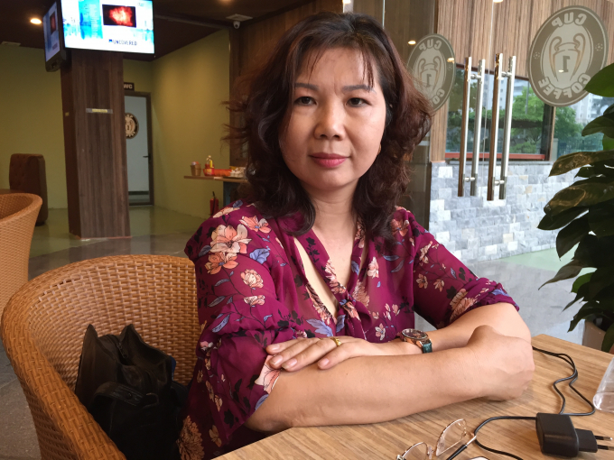 B&agrave; Huệ trao đổi sự việc với ph&oacute;ng vi&ecirc;n.