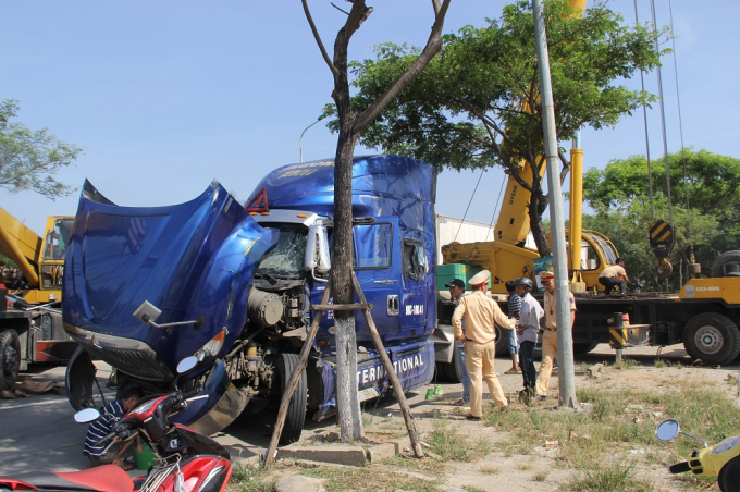 Hiện trường vụ xe đầu k&eacute;o bị lật.