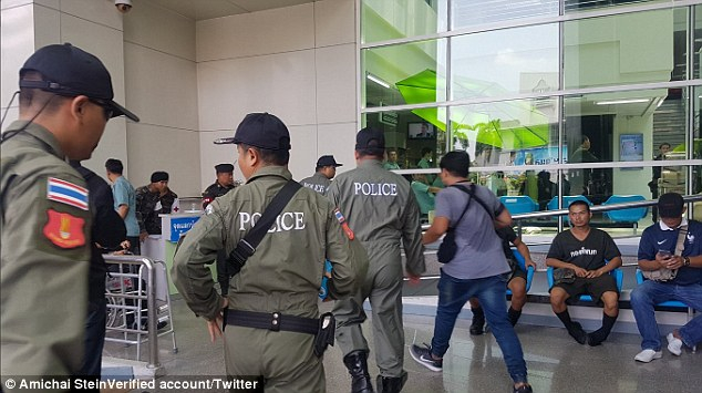 Cảnh s&aacute;t c&oacute; mặt tại hiện trường điều tra.