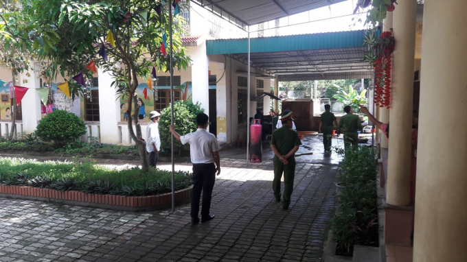 Lực lượng chức năng kh&aacute;m nghiệm hiện trường điều tra l&agrave;m r&otilde; nguy&ecirc;n nh&acirc;n vụ việc.