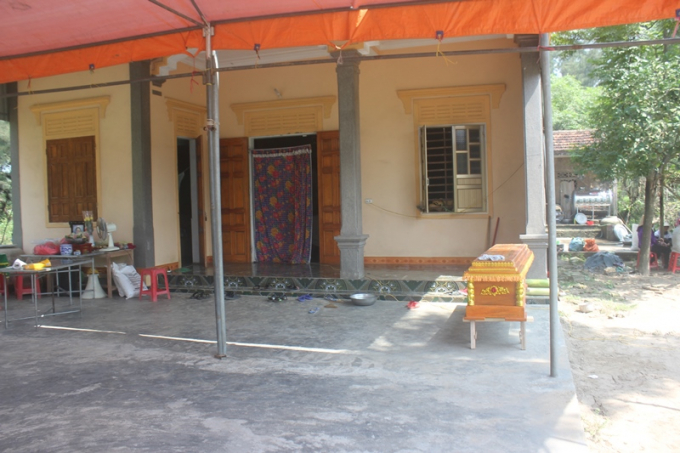 Gia đ&igrave;nh bệnh nh&acirc;n V&otilde; Thị Thế đang tổ chức hậu sự sau khi vụ việc đau l&ograve;ng xảy ra.