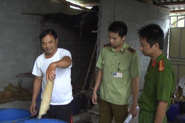 B&igrave; lợn&nbsp;được nh&uacute;ng v&agrave;o h&oacute;a chất tẩy trắng trước khi chế biến rồi&nbsp;đem ra thị trường. (Ảnh: CA cung cấp).