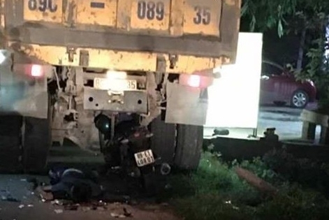 Hưng Yên: Xe máy húc vào đuôi xe tải đỗ ven đường, 1 người tử vong