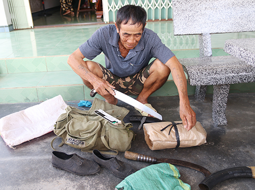 &Ocirc;ng l&atilde;o 72 tuổi vẫn chưa từ bỏ&nbsp;&ocirc;m giấc mộng tr&uacute;ng kỳ nam, thường mang t&uacute;i nghề&nbsp;l&ecirc;n rừng t&igrave;m. Ảnh:&nbsp;Xu&acirc;n Ngọc.