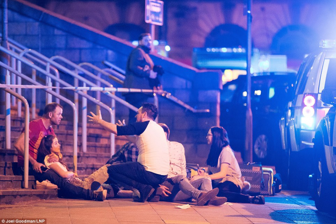 Những người bị thương nằm ở b&ecirc;n ngo&agrave;i nh&agrave; thi đấu Manchester Arena.