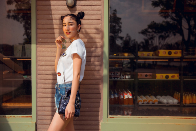 Trong bộ ảnh n&agrave;y, H&agrave; Thu chọn phong c&aacute;ch trang điểm tinh nghịch, c&aacute; t&iacute;nh v&agrave; đầy nổi loạn. N&oacute; qu&aacute; kh&aacute;c xa so với h&igrave;nh ảnh nữ t&iacute;nh, dịu d&agrave;ng m&agrave; c&ocirc; &aacute; hậu xứ Huế đ&atilde; theo đuổi suốt hai năm qua.