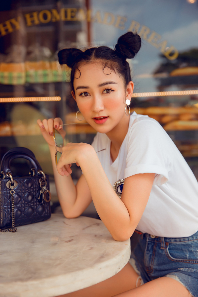 Diện những chiếc quần jean c&aacute; t&iacute;nh, H&agrave; Thu kh&eacute;o l&eacute;o khoe đ&ocirc;i ch&acirc;n d&agrave;i v&agrave; thon gọn của m&igrave;nh. So với nhiều người đẹp kh&aacute;c trong l&agrave;ng hoa hậu Việt, H&agrave; Thu kh&ocirc;ng c&oacute; lợi thế về chiều cao nhưng lại c&oacute; body săn chắc v&agrave; v&oacute;c d&aacute;ng đẹp mắt.