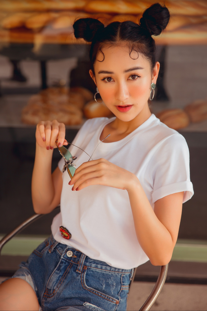 B&ecirc;n cạnh đ&oacute;, người đẹp sinh năm 1992 lại chọn những chiếc &aacute;o thun họa tiết tinh nghịch, những chiếc &aacute;o somi được th&ecirc;u cầu kỳ, c&agrave;ng l&agrave;m cho H&agrave; Thu to&aacute;t l&ecirc; sự tinh tế của m&igrave;nh. Điểm nhấn đặc biệt trong bộ ảnh n&agrave;y l&agrave; những chiếc t&uacute;i x&aacute;ch s&agrave;nh điệu của Dior, Gucci&hellip;được kết hợp &ldquo;ăn &yacute;&rdquo; trong tổng thể bộ trang phục dạo phố s&agrave;nh điệu của người đẹp n&agrave;y.