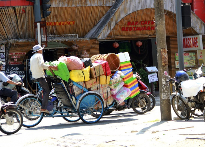 V&igrave; cuộc sống mưu sinh, nhiều người bất chấp t&iacute;nh mạng của bản th&acirc;n v&agrave; người đi đường.