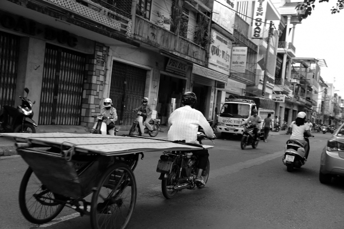 K&eacute;o theo một chiếc xe c&ugrave;ng những tấm gỗ qu&aacute; khổ nhưng chạy với tốc độ rất nhanh.