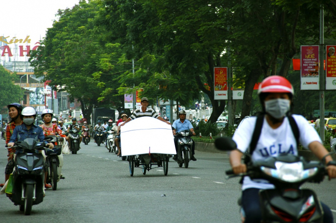 Tay l&aacute;i bị che mất, đ&agrave;nh b&aacute;m v&agrave;o vật ph&iacute;a trước để điều khiển xe, liệu c&oacute; an to&agrave;n.