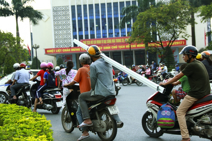 V&aacute;c những thanh sắt sắc b&eacute;n lưu th&ocirc;ng tr&ecirc;n đường đ&ocirc;ng người.