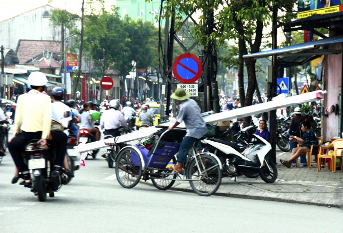Một chiếc x&iacute;ch l&ocirc; chở những thanh nh&ocirc;m d&agrave;i cả chục m&eacute;t lưu th&ocirc;ng tr&ecirc;n đường H&ugrave;ng Vương (TP Huế).