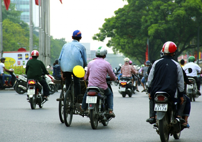 Kh&ocirc;ng chỉ chở h&agrave;ng cồng kềnh, việc k&eacute;o, đẩy xe kh&aacute;c tr&ecirc;n đường cũng g&acirc;y mất an to&agrave;n giao th&ocirc;ng.