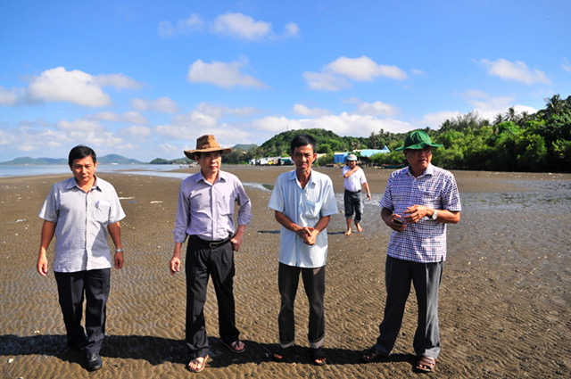 L&atilde;nh đạo UBND tỉnh v&agrave; Sở T&agrave;i Nguy&ecirc;n M&ocirc;i Trường Ki&ecirc;n Giang kiểm tra tại v&ugrave;ng biển H&agrave; Ti&ecirc;n
