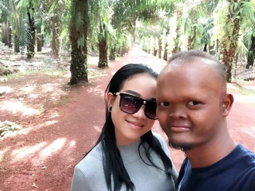 Cư d&acirc;n mạng Philippines đang&nbsp;đua nhau chia sẻ h&igrave;nh ảnh về đ&ocirc;i bạn trẻ y&ecirc;u nhau c&oacute; ngoại h&igrave;nh v&ocirc; c&ugrave;ng ch&ecirc;nh lệch. Ch&agrave;ng trai đa đen, mặt xấu, trong khi bạn g&aacute;i trắng trẻo, ưa nh&igrave;n.