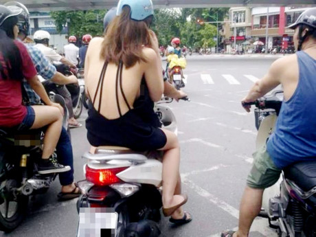 Đỏ mặt với những khoảnh khắc hớ h&ecirc;nh của thiếu nữ tr&ecirc;n phố.