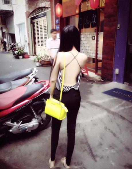 Tấm lưng trần khiến nhiều người đi đường