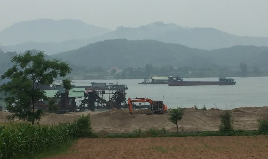 Một số hoạt động khai th&aacute;c c&aacute;t tại hạ lưu s&ocirc;ng Đ&agrave; của C&ocirc;ng ty H&ugrave;ng Yến v&agrave; Sahara