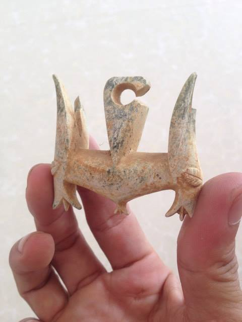 Theo &ocirc;ng Long c&oacute; thể đ&acirc;y l&agrave; khuy&ecirc;n tai h&igrave;nh đầu th&uacute; - một loại trang sức được s&aacute;ng tạo bởi người cổ Sa Huỳnh sống c&aacute;ch đấy 2.000 - 3.000 năm. (Ảnh: Ng&ocirc; Ho&agrave;ng Long)