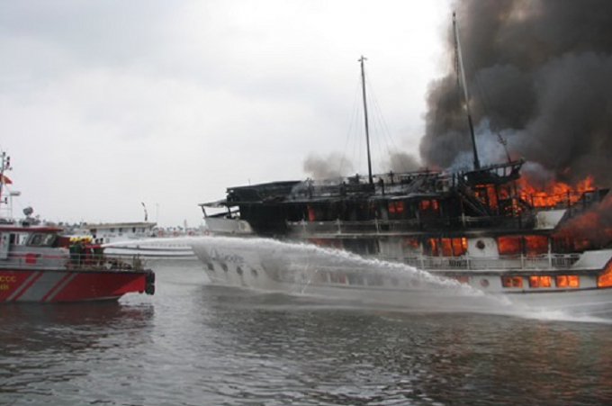 Nhiều t&agrave;u du lịch tr&ecirc;n Vịnh Hạ Long kh&ocirc;ng đảm bảo ti&ecirc;u chuẩn về ph&ograve;ng chồng ch&aacute;y nổ.