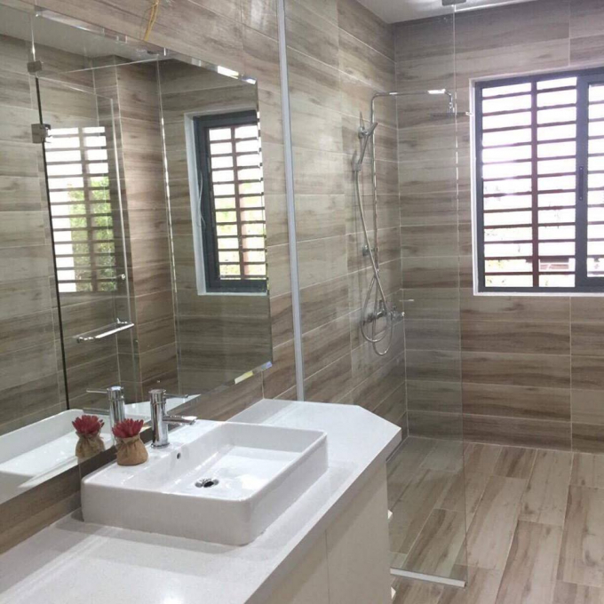 Biệt thự c&oacute; 4 wc sử dụng c&aacute;c thiết bị nhập khẩu.