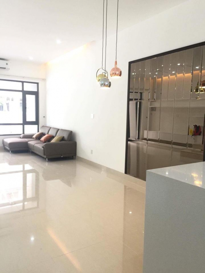 Nh&agrave; mới 100% vừa được ho&agrave;n thiện v&agrave; chưa sử dụng.&nbsp;Nh&agrave; c&oacute; sổ hồng.