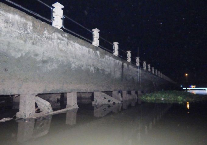 Bờ k&egrave; bờ tả rạch Khai Lu&ocirc;ng bị &ldquo;hổng ch&acirc;n&rdquo;.