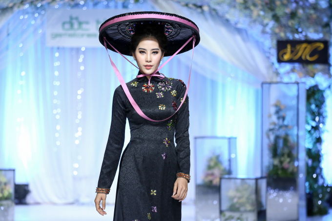 &ldquo;Ảnh hậu&rdquo; Nam Em l&agrave;m vedette, vừa catwalk vừa m&uacute;a tr&ecirc;n d&agrave;n diễn thời trang