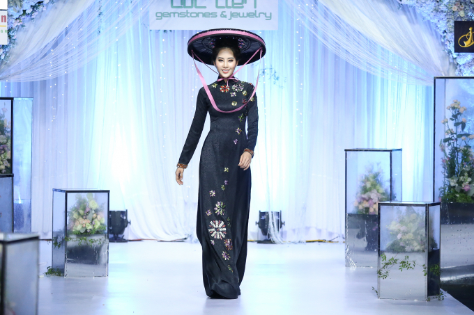 &ldquo;Ảnh hậu&rdquo; Nam Em l&agrave;m vedette, vừa catwalk vừa m&uacute;a tr&ecirc;n d&agrave;n diễn thời trang