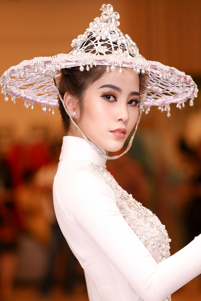 &ldquo;Ảnh hậu&rdquo; Nam Em l&agrave;m vedette, vừa catwalk vừa m&uacute;a tr&ecirc;n d&agrave;n diễn thời trang