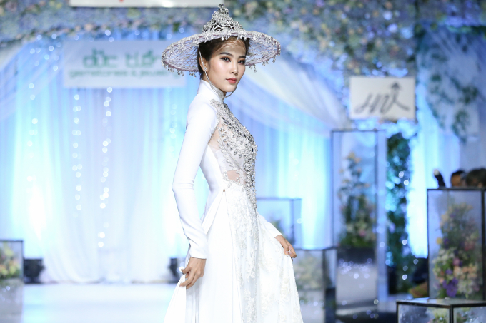 &ldquo;Ảnh hậu&rdquo; Nam Em l&agrave;m vedette, vừa catwalk vừa m&uacute;a tr&ecirc;n d&agrave;n diễn thời trang