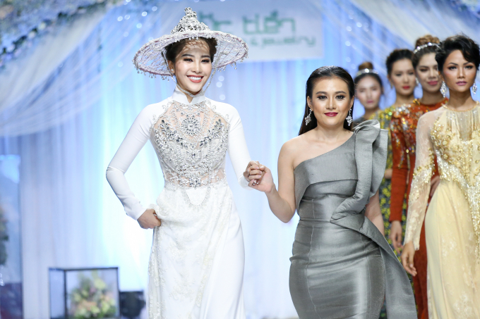 &ldquo;Ảnh hậu&rdquo; Nam Em l&agrave;m vedette, vừa catwalk vừa m&uacute;a tr&ecirc;n d&agrave;n diễn thời trang